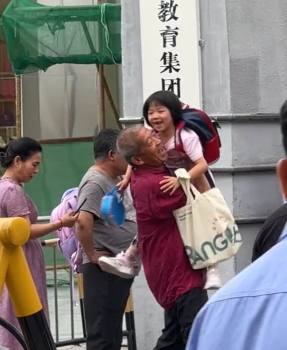 王維平每天悉心照顧6歲女兒天賜。抖音@67歲生寶寶