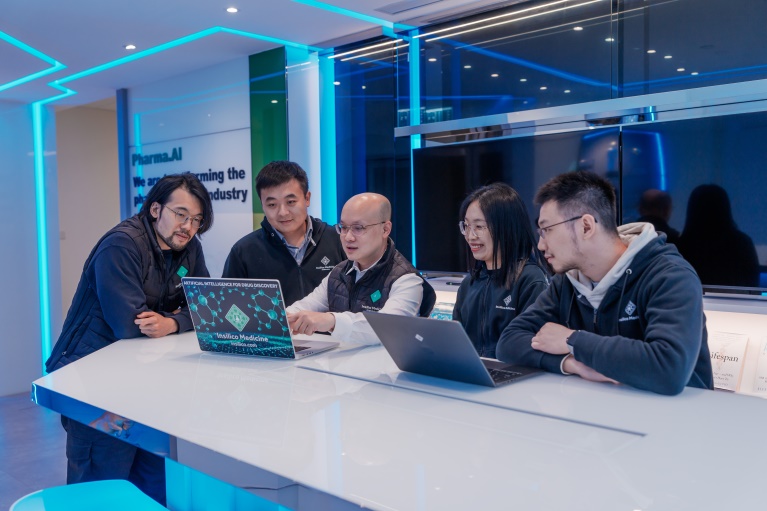 潘穎博士（中）指出英矽智能早於2019年已通過患者組學數據比對和AI工具篩選，定位TNIK作為特發性肺纖維化（IPF）的潛在靶點，並在AI輔助下完成分子設計和優化，現已在中國完成2a期臨床試驗，在安全性和有效性趨勢方面都釋放出了令人鼓舞的訊號，有望為IPF這「隱形殺手」帶來治療對策。