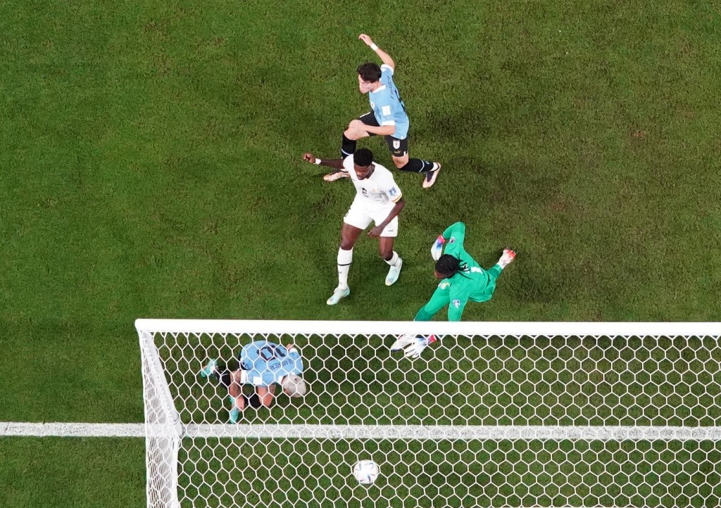 烏拉圭中場迪阿拉斯卡達(左)門前建功打開紀錄。REUTERS