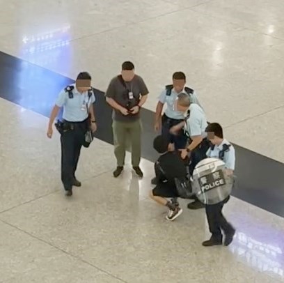 警方到場後的短片見到,男子一度蹲下,之後在輕 微反抗下,被警員押向樓梯方向離開。Threads截圖 警方到場後的短片見到,男子一度蹲下,之後在輕 微反抗下,被警員押向樓梯方向離開。Threads截圖