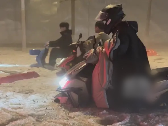 貴陽落雹街頭「冰流成河」 。 都市現場