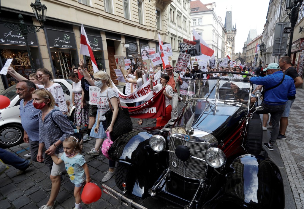 布拉格市中心舊城區廣場有大批示威者。AP 