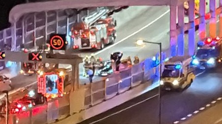 青沙公路私家車翻側，救援人員趕至現場。網上圖片