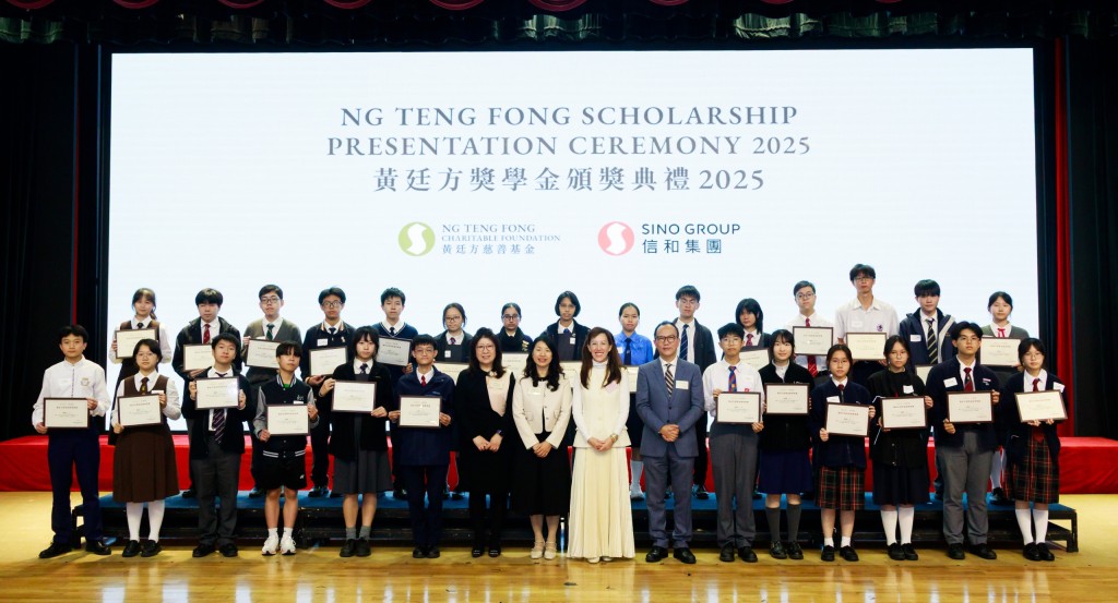 黃廷方慈善基金向208名基層家庭的中學生頒發了「黃廷方獎學金」，希望這份鼓勵能化作他們實現夢想的動力，為社區播下更多希望的種子。