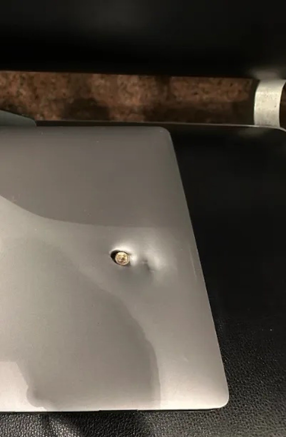 劉先生在巴西遇劫被槍擊，幸被背包內的筆電擋下子彈無受傷。騰訊熱問