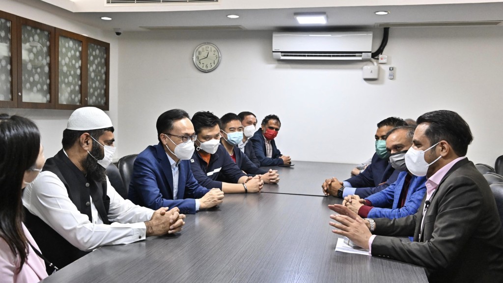 公務員事務局局長聶德權（左三）與九龍清真寺代表傾談。政府新聞處圖片