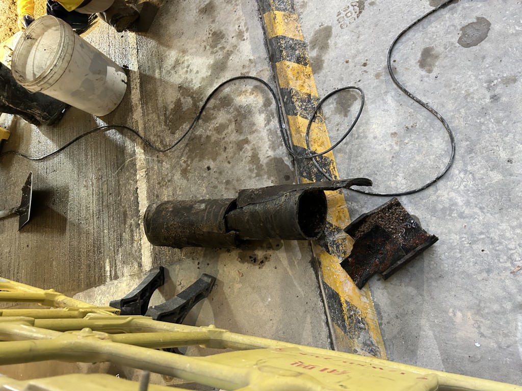 據了解，第五期12座一節直徑約6吋的食水喉管爆裂。曾志恒攝