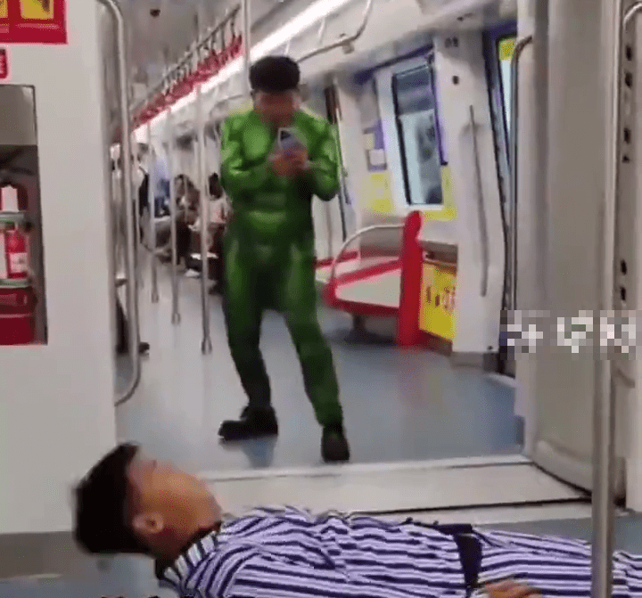 穿病人服、扮Hulk大鬧車廂,2男做出怪異行為,引發乘客恐慌躲避。 穿病人服、扮Hulk大鬧車廂,2男做出怪異行為,引發乘客恐慌躲避。