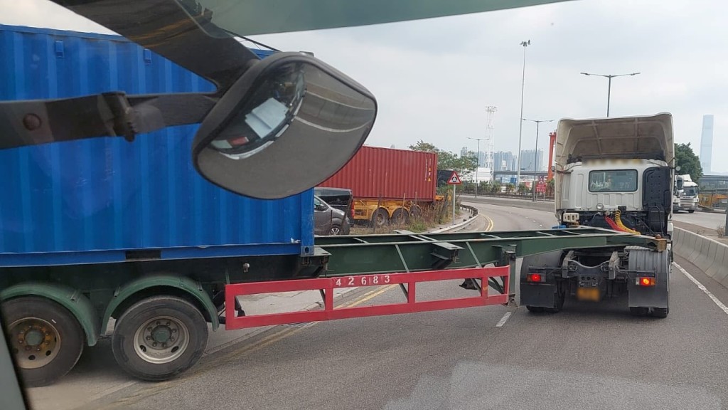 葵涌男警遭貨櫃車撞倒 手腳擦傷送院。FB：Bosco Chu@車cam L（香港群組）