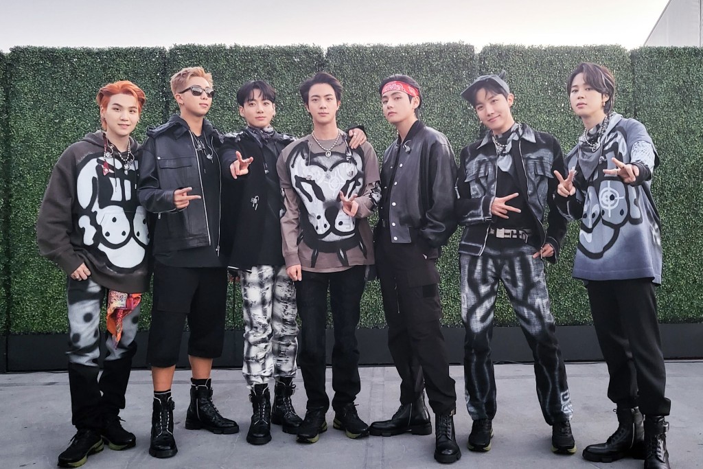 BTS昨日在AMA奪得最佳流行歌曲、最佳流行團體以及「年度藝人」三個獎項。