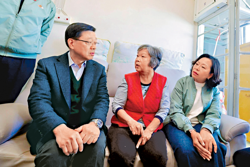 民青局局長麥美娟隨同李家超探訪愛民邨長者。