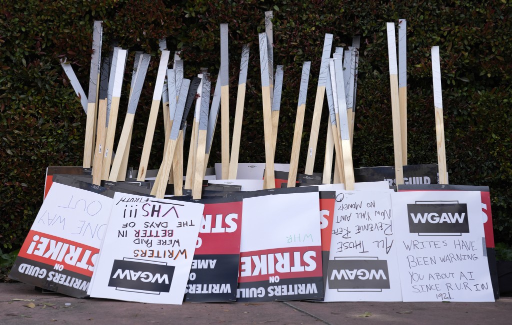 美國編劇工會成員集會後在迪士尼工作室外放滿了抗議的標語牌。AP
