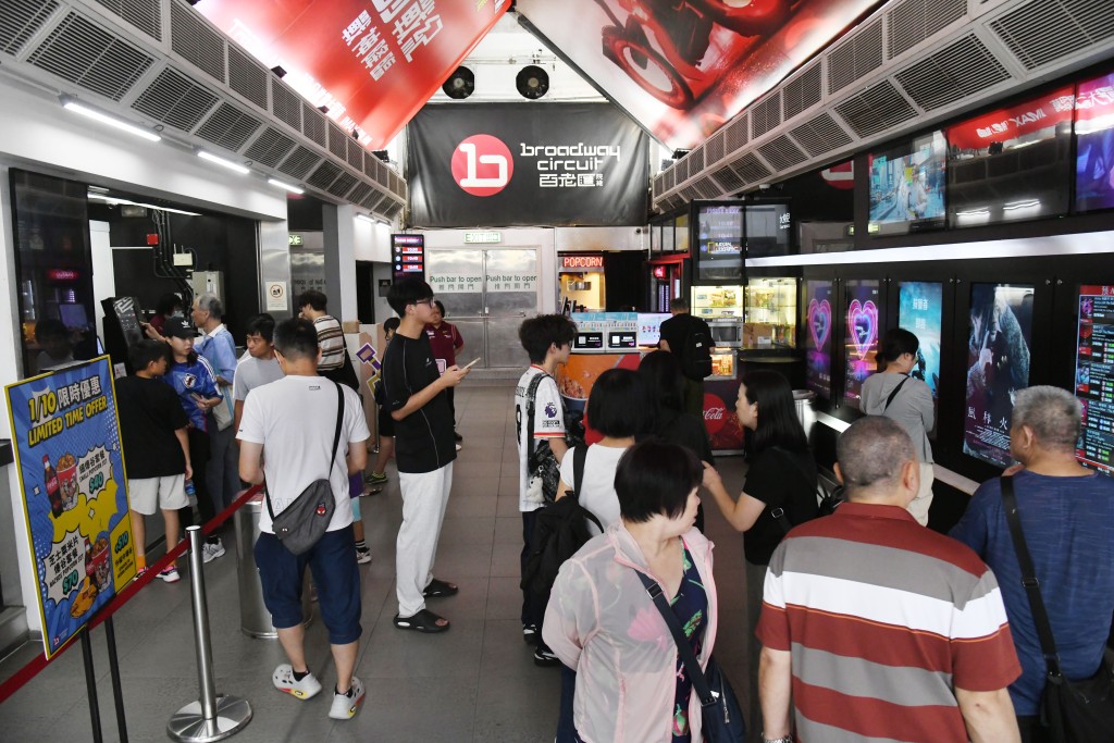 旺角一所戲院有大批市民與旅客購票或等待入場看戲。