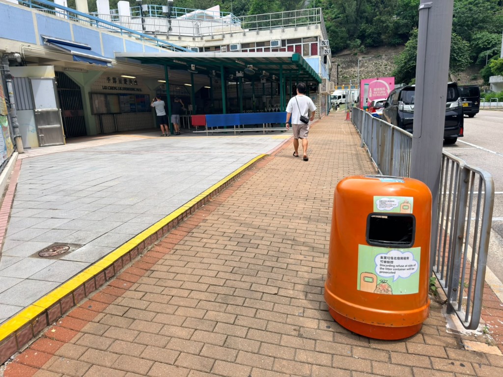 泳池外一個垃圾桶亦損毀。 泳池外一個垃圾桶亦損毀。