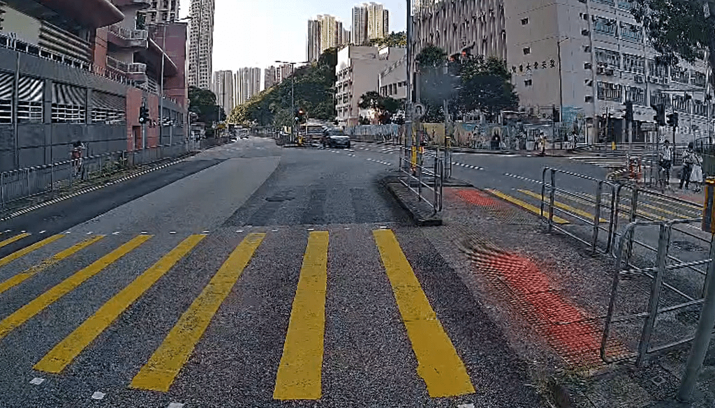 男童衝出馬路驚險過程。fb：香港交通及突發事故報料區