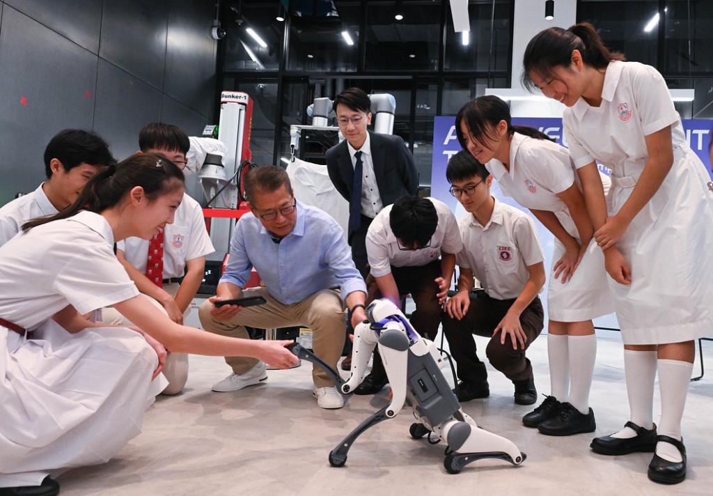 陈茂波及一众学生参观其中一间研发人工智能机械狗的初创公司。陈茂波网志图片