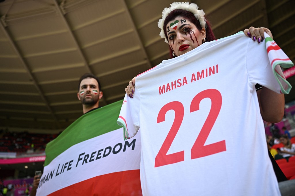 今届世界杯上也有示威者表达支持争取自由的“头巾革命”。AP