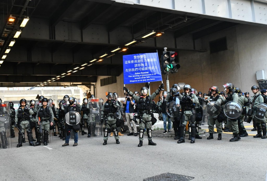 西鐵站外防暴警察舉出藍旗警告