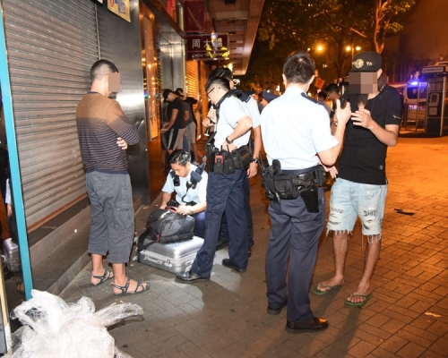 逾10名摩洛哥遊客於尖沙嘴打鬥,疑有人被偷錢引起。