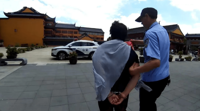 上海女子從寺廟功德箱裏偷走香油錢。上海警方 上海女子從寺廟功德箱裏偷走香油錢。上海警方