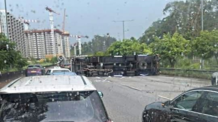 貨車翻側路中。網圖