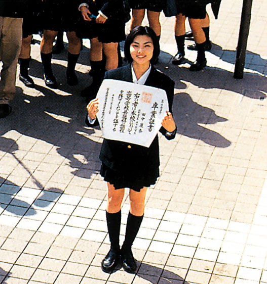 田中麗奈在福岡縣久留米市出生長大，1999年3月福岡高中畢業後，隻身闖東京。