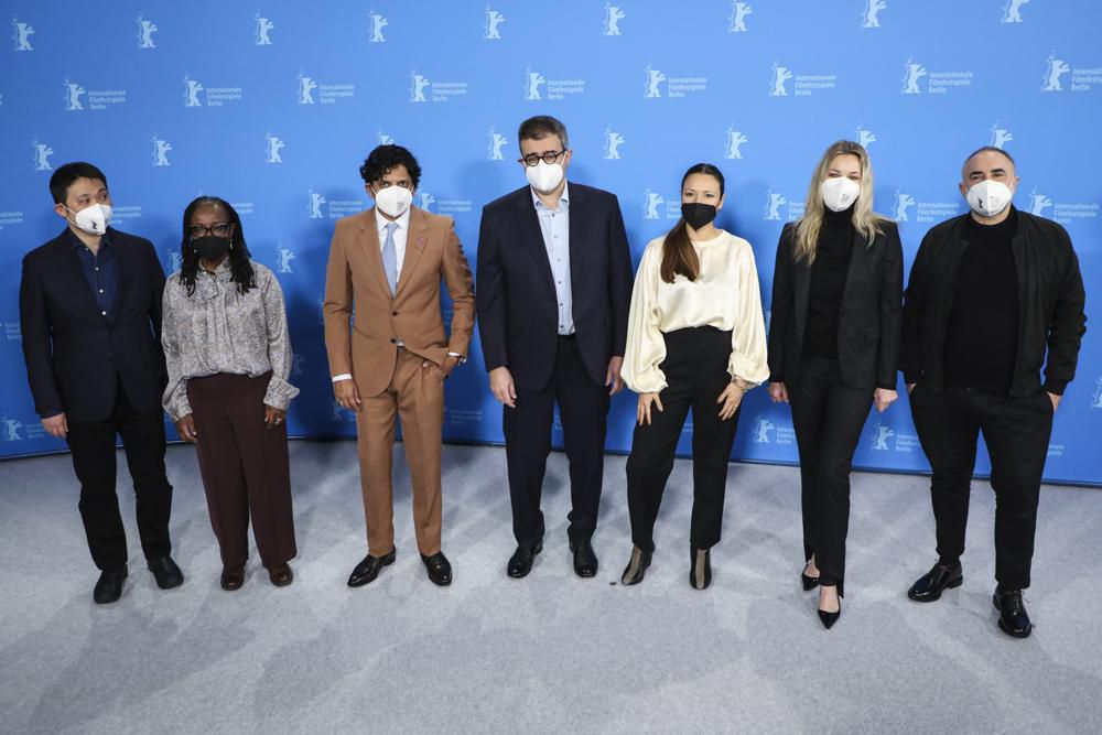 七位評審見傳媒時均戴上口罩。