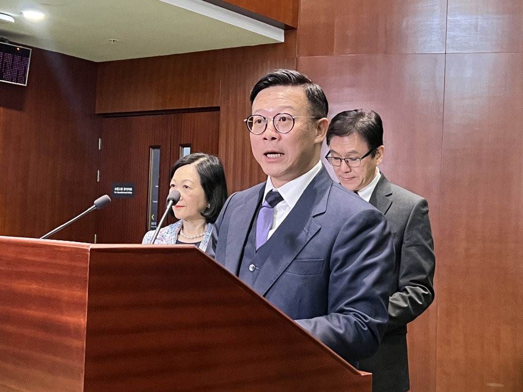張國鈞帶領多名官員出席,討論香港在「十四五規劃」下的國際解決爭議中心發展。郭詠欣攝 張國鈞帶領多名官員出席,討論香港在「十四五規劃」下的國際解決爭議中心發展。郭詠欣攝