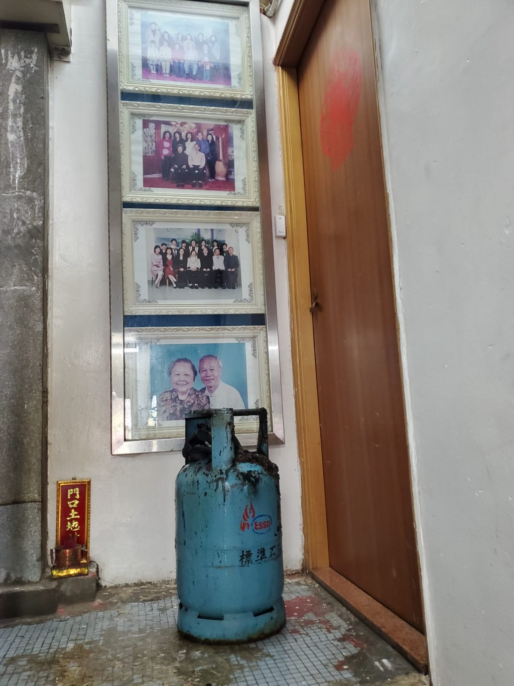 單位內一個石油氣罐光燒至熔化熏黑。梁國峰攝