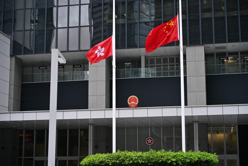 政府總部下半旗致哀。 政府總部下半旗致哀。