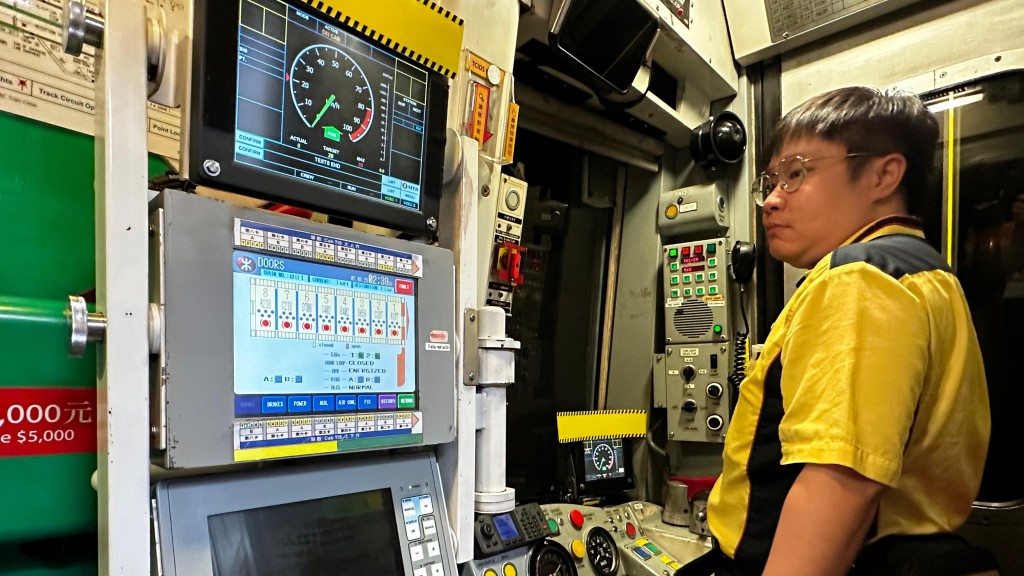 港鐵8月初於葵興站進行新信號系統列車測試。