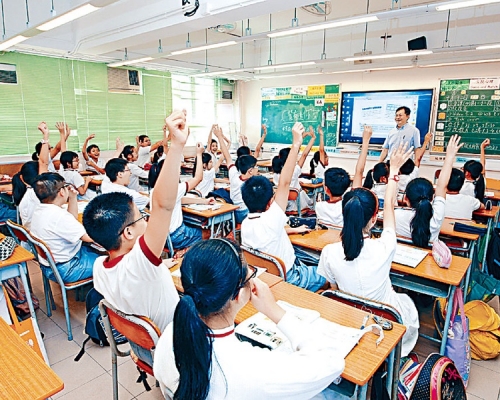 新入職及在職教師下學年起，須完成指定課時，包括由教育局提供的「教師專業角色、價值觀及操守」課程。