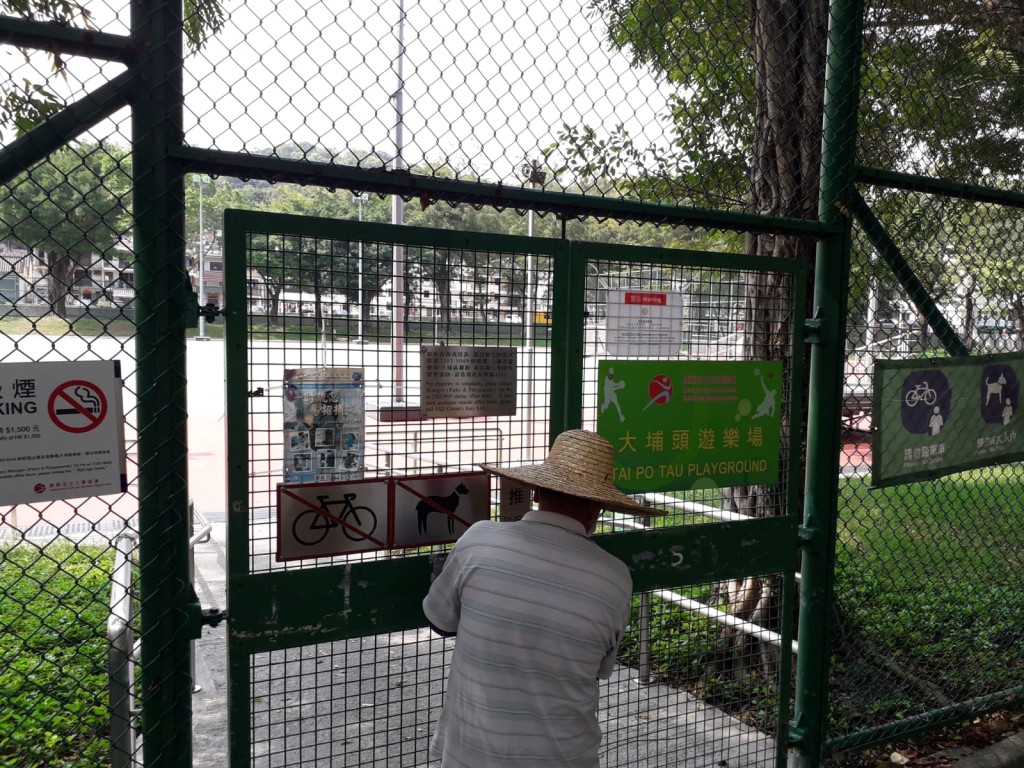 大埔八號花園遊樂場及大埔頭足球埸亦被關閉。 李殷攝