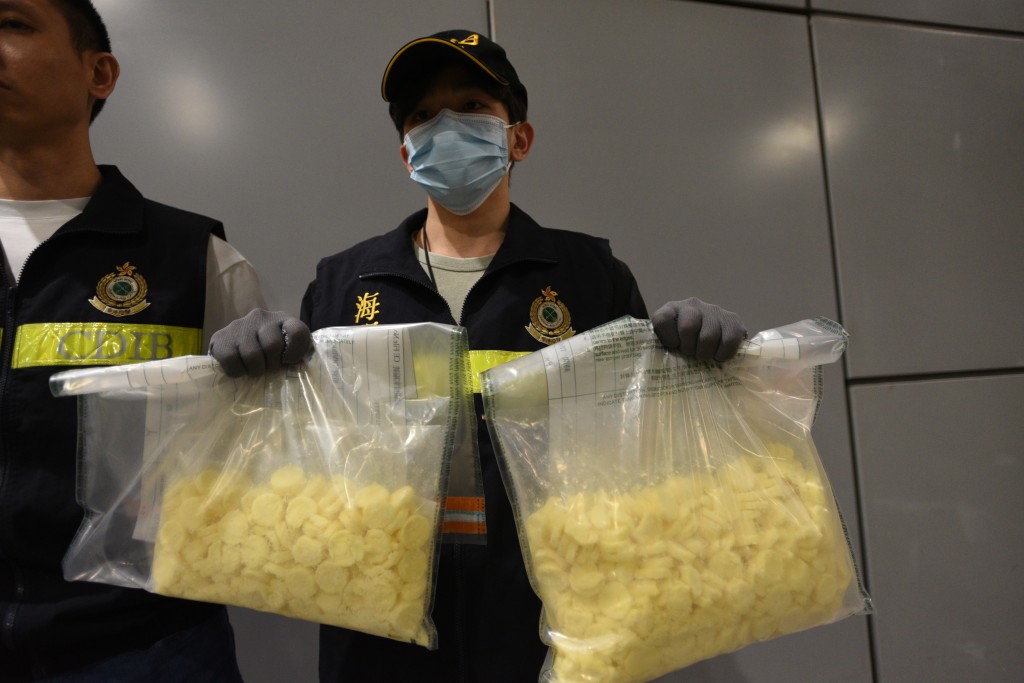 海關在46盒的榴槤酥中檢獲6.4公斤可卡因。