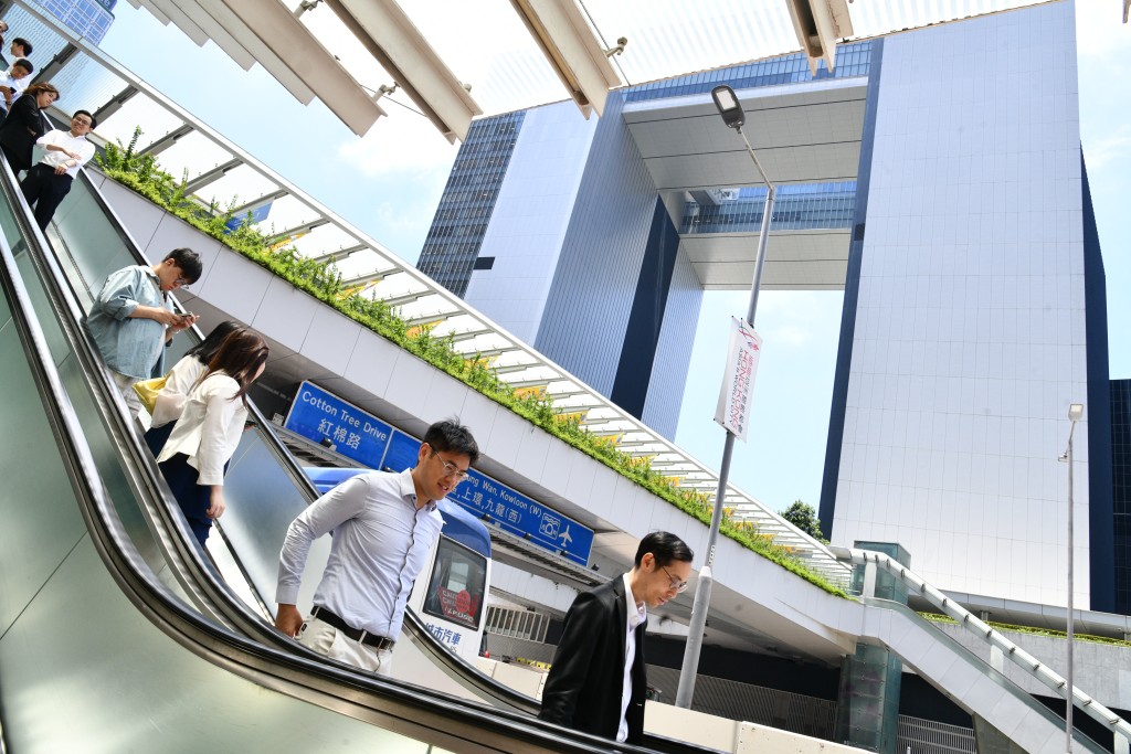 據他了解,首階段「拉curve」或涉約三分一公務員職系,相信包括紀律部隊。 據他了解,首階段「拉curve」或涉約三分一公務員職系,相信包括紀律部隊。