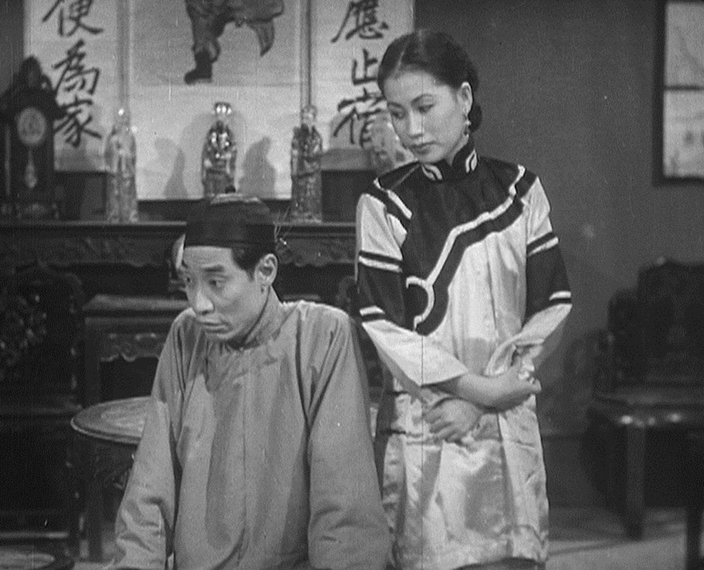 1948年由馬師曾（左）及紅線女（右）合拍的粵劇電影《審死官》。（黑白圖片）