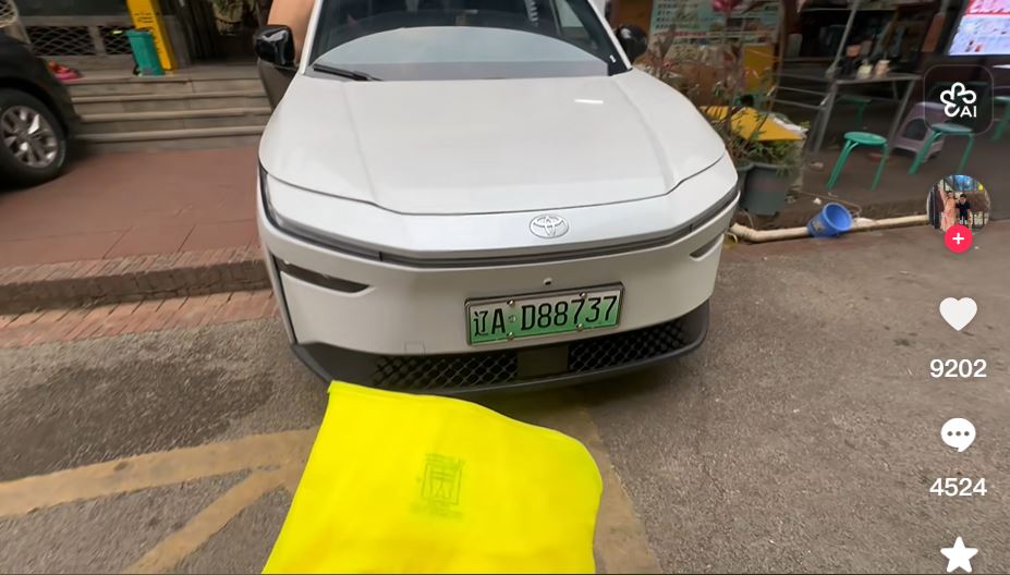 岑女士被射至严重入火的汽车要送去维修及评估损失。抖音