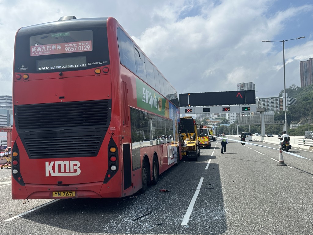過去三年，涉及與正在停泊的工程車或護航車輛碰撞的交通意外，分別錄得6宗、3宗及4宗。資料圖片