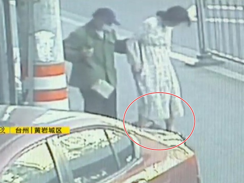 孕婦在街上走路時嬰兒突然掉下來。網圖