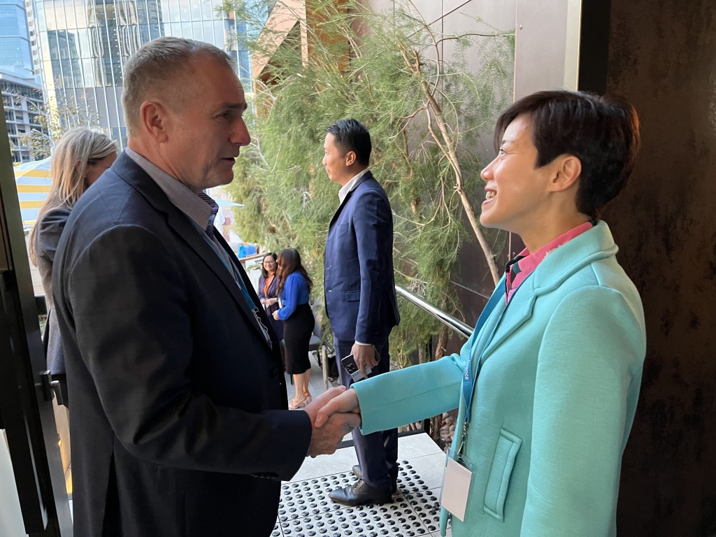 何佩珊（右）今年5月底率团到澳洲珀斯出席第24届世界海关组织亚太区首脑会议，成功取得亚太区内其他33个成员一致提名，令中国香港成为下届亚太区副主席。　资料图片