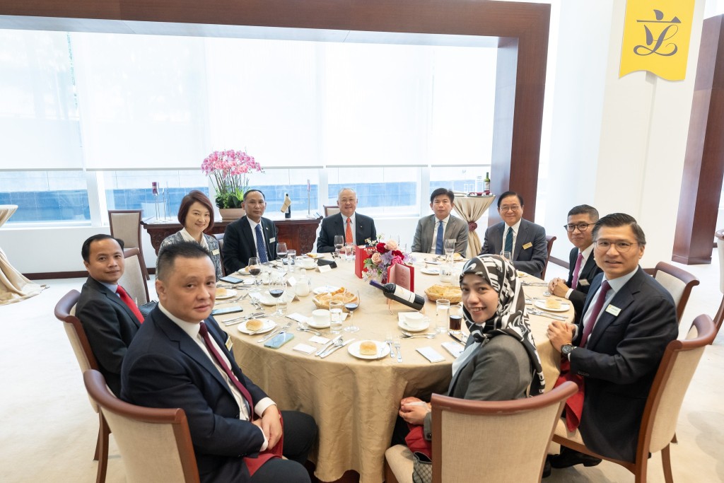 東盟10個成員國的駐港領事到立法會。梁君彥FB 東盟10個成員國的駐港領事到立法會。梁君彥FB