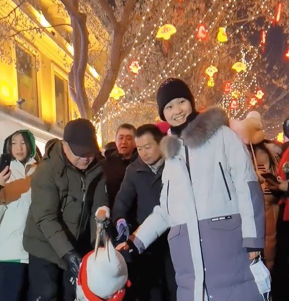 黑龙江鹤岗市将丹顶鹤带至哈尔滨中央大街展示捱批。影片截图