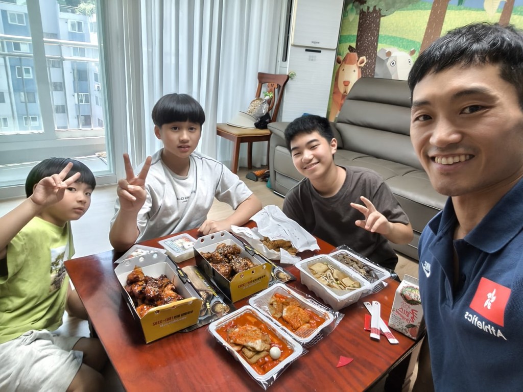 李興洙每年都會帶兒子回韓國居住一個月,與爺爺奶奶相聚。 李興洙每年都會帶兒子回韓國居住一個月,與爺爺奶奶相聚。
