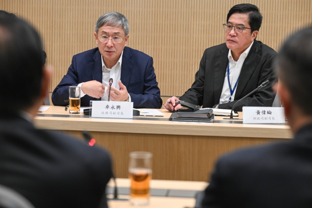 黃偉綸說，會小心考慮和研究，並將透過「一戶一社工」收集居民就長遠方案的初步意見。