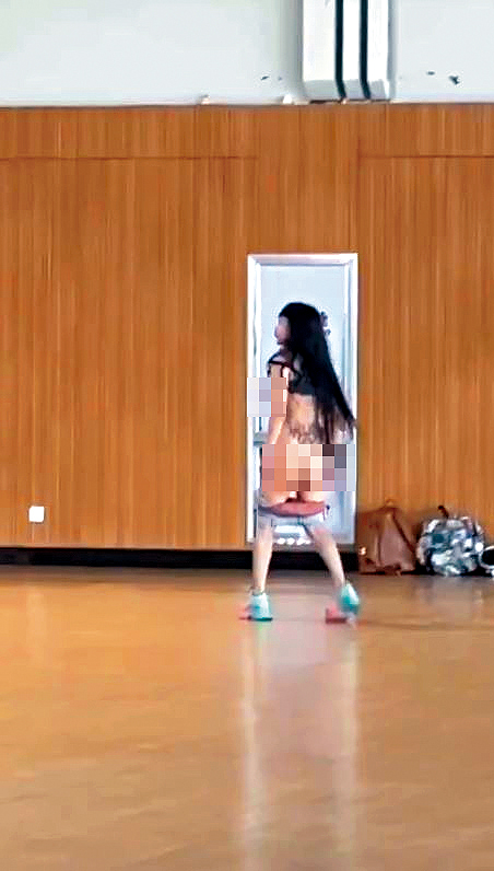 長髮女子闖入校園裸奔。