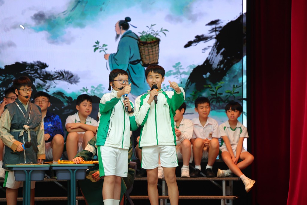 Oscar（右）饰演许仙，校方要求以粤语演出，他借此克服语言障碍。（图片来源：受访者提供）