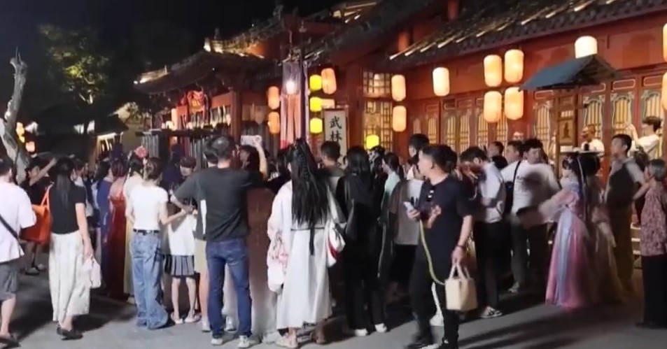 游客只需约300元就可以在横店体验做主角的滋味。央视截图