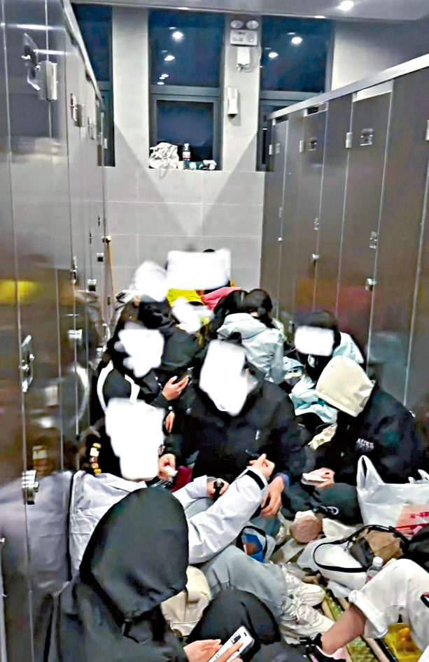 黃山山頂廁所擠滿過夜遊客。