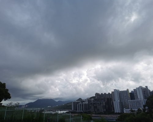 本港今日大致多雲，局部地區仍有雷暴。