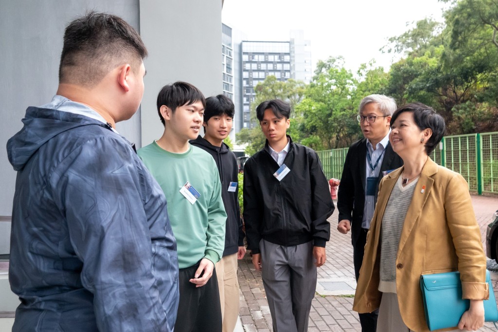 何永賢(右一) 勉勵學生將來積極投身業界。何永賢FB圖片 何永賢(右一) 勉勵學生將來積極投身業界。何永賢FB圖片